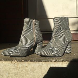 Forever 21 Black, White, and Blue Ankle Bootie 🐋